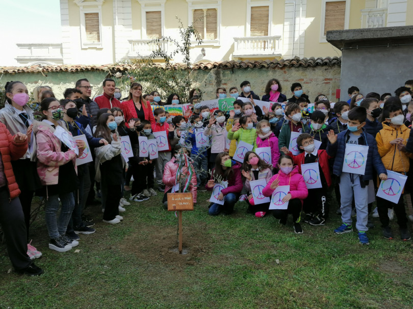Il flash mob delle scuole di Vignale a sostegno della pace